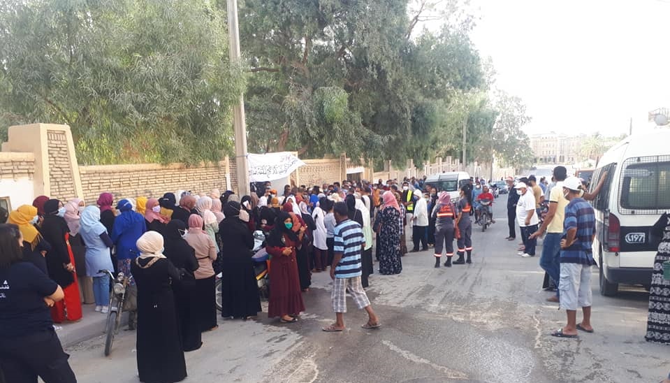  توزر: ادخال المواطنين الى قاعات وتسجيلهم يدويا بسبب الاقبال الكثيف وارتفاع درجات الحرارة